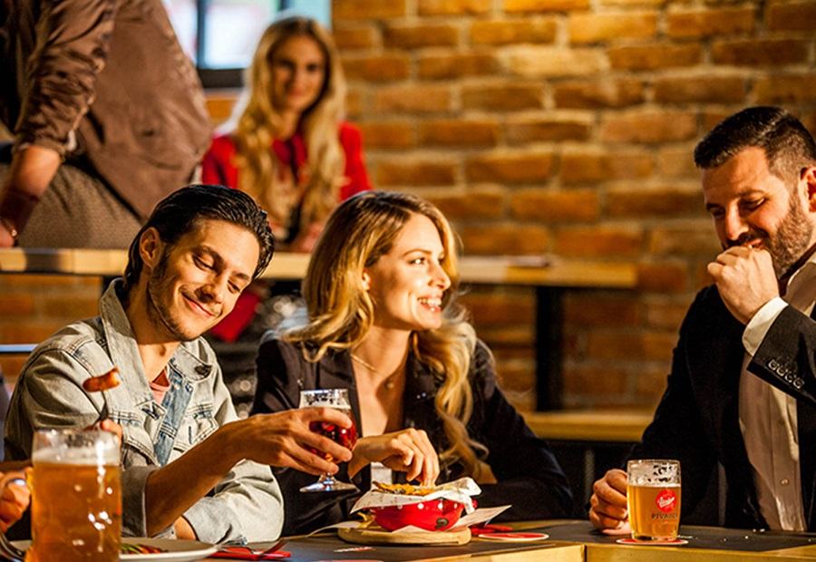 Ritual hladnega vrčka piva v prijetni družbi 