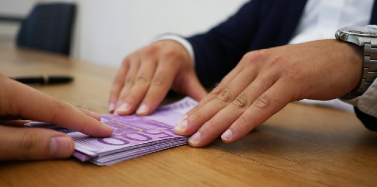 Banke z avgustom 2022 ukinjajo ležarine