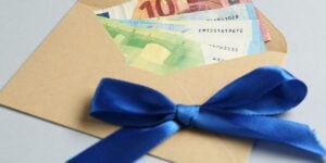 Obvezna božičnica: podjetja bi morala izplačati najmanj 639 evrov, gospodarstvo opozarja na posledice