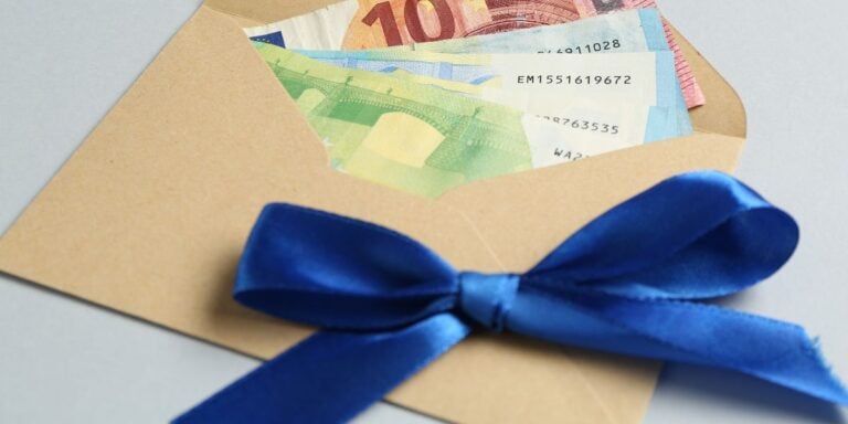 Obvezna božičnica: podjetja bi morala izplačati najmanj 639 evrov, gospodarstvo opozarja na posledice