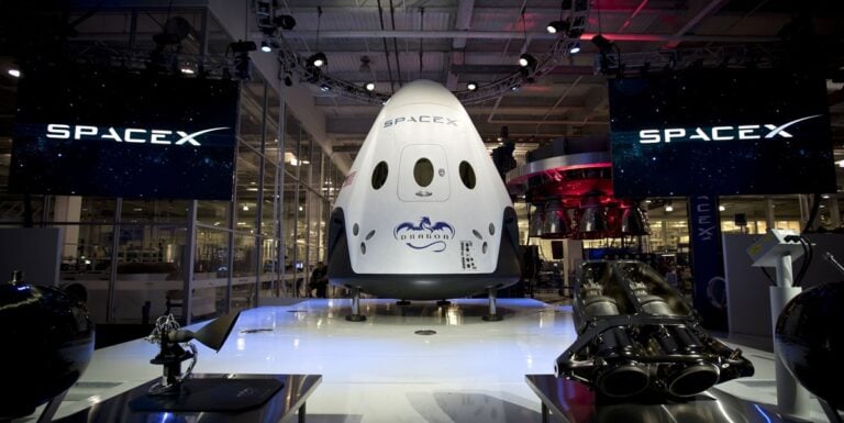 Elon Musk po rekordni prodaji delnic postal prvi bilijonar na svetu