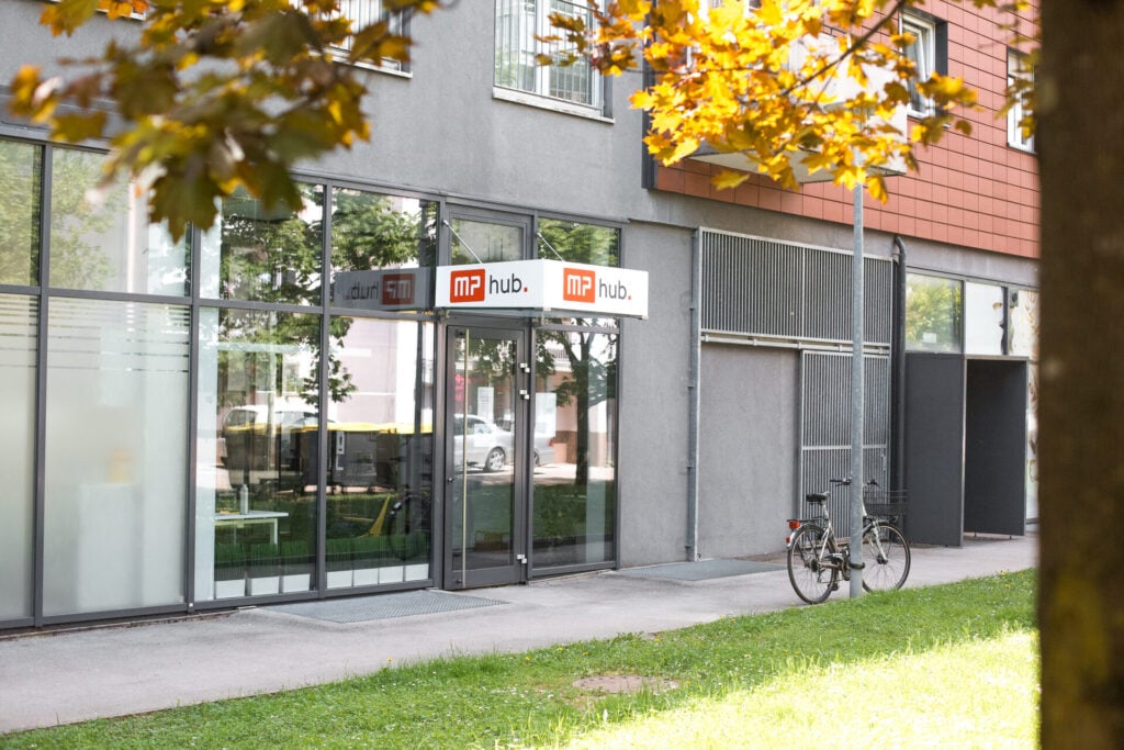 Virtualna pisarna Ljubljana – vhod v poslovno stavbo na Trgu komandanta Staneta 8