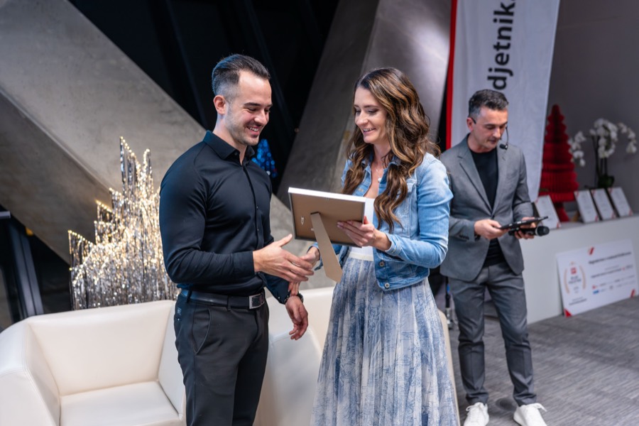 Podelitev priznanja finalistki